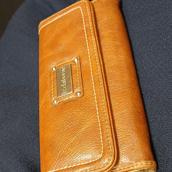 Liz Claiborne Tan Leather Wallet - Picture 2 of 9